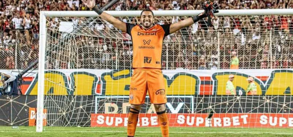 Lucas Arcanjo renova contrato com o Vitória até o fim de 2028