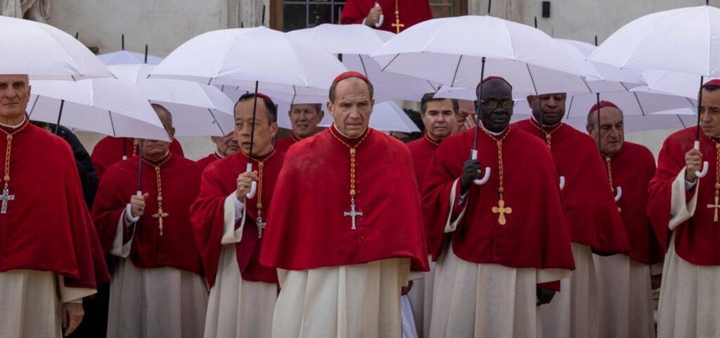 Envolvente, misterioso e provocante, filme ‘Conclave’ leva público a um dos ritos mais fechados do mundo: a eleição do Papa