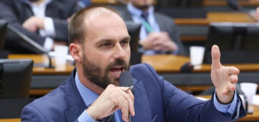 Tarifa imposta por Trump coloca Eduardo Bolsonaro sob risco de cassação