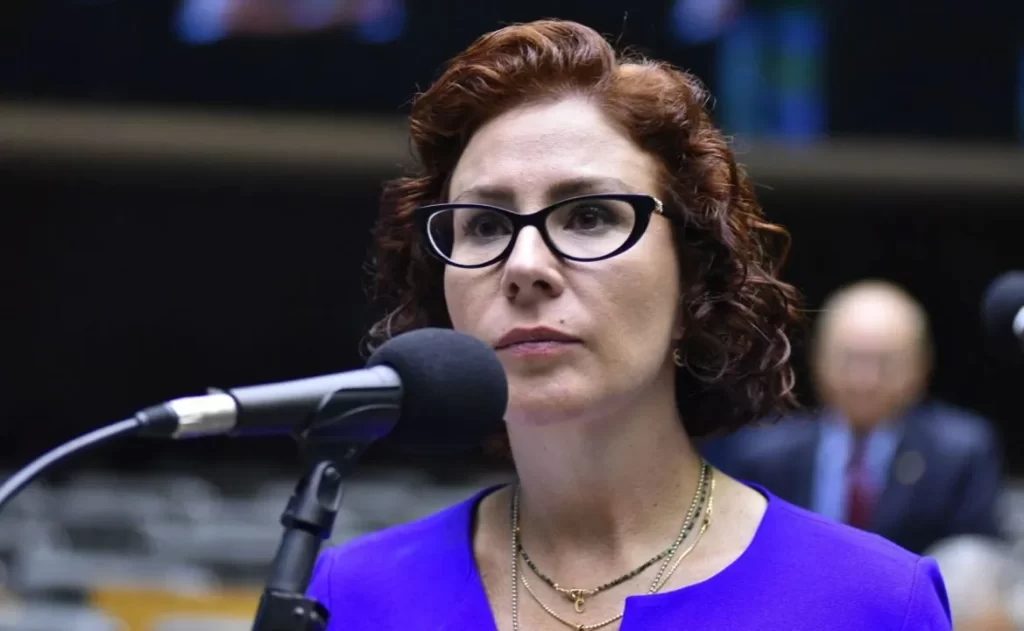 Zambelli completa um mês foragida e segue na mira da Interpol e do STF