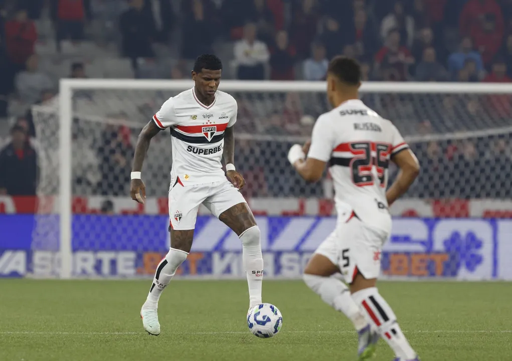 São Paulo perde titular e deve ter time alternativo contra o Vitória