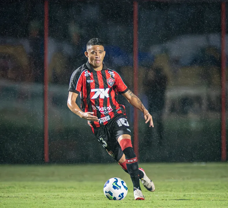 Vitória acumula desfalques e não terá lateral de origem contra o São Paulo