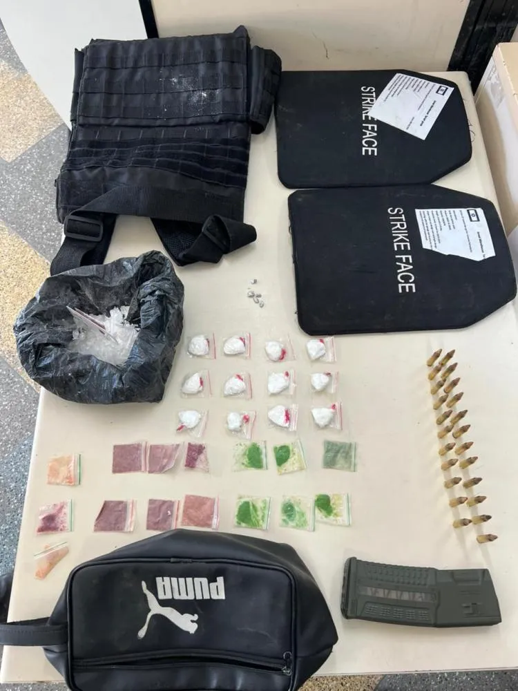 Suspeito é preso com drogas e material bélico após confronto com a polícia em Lauro de Freitas