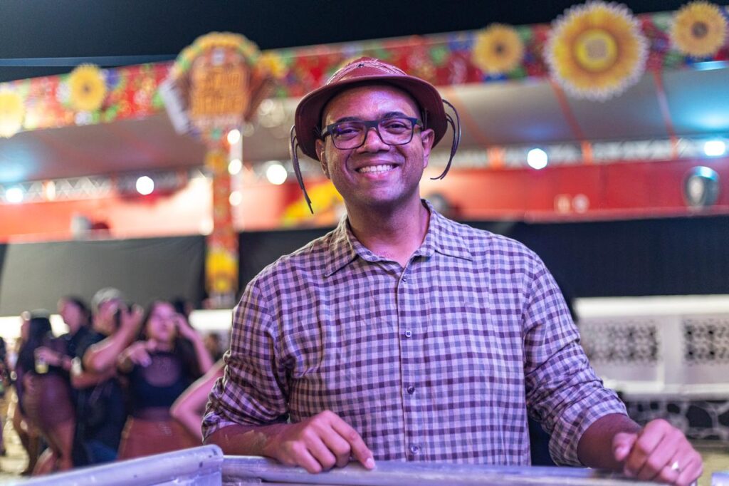 Tiago de Zezo participa da segunda noite do São João de Mata e destaca tradição dos festejos