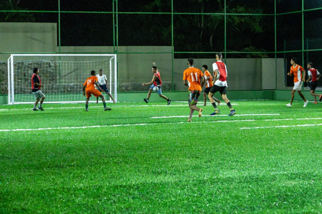 Prefeitura entrega campo de grama sintética e pavimentação no Curralinho