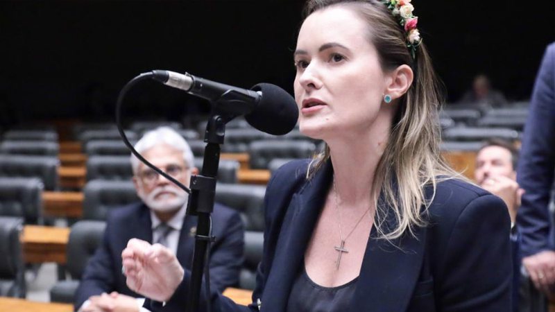 Deputada bolsonarista tem vitória na Justiça em meio a polêmica sobre fim da escala 6×1