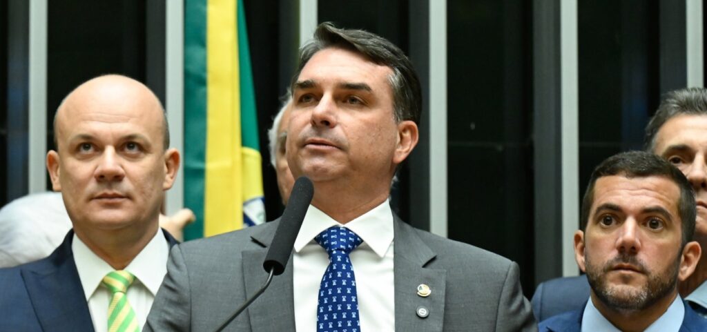 Moraes aciona MPE para investigar Flávio Bolsonaro por suposta propaganda eleitoral antecipada