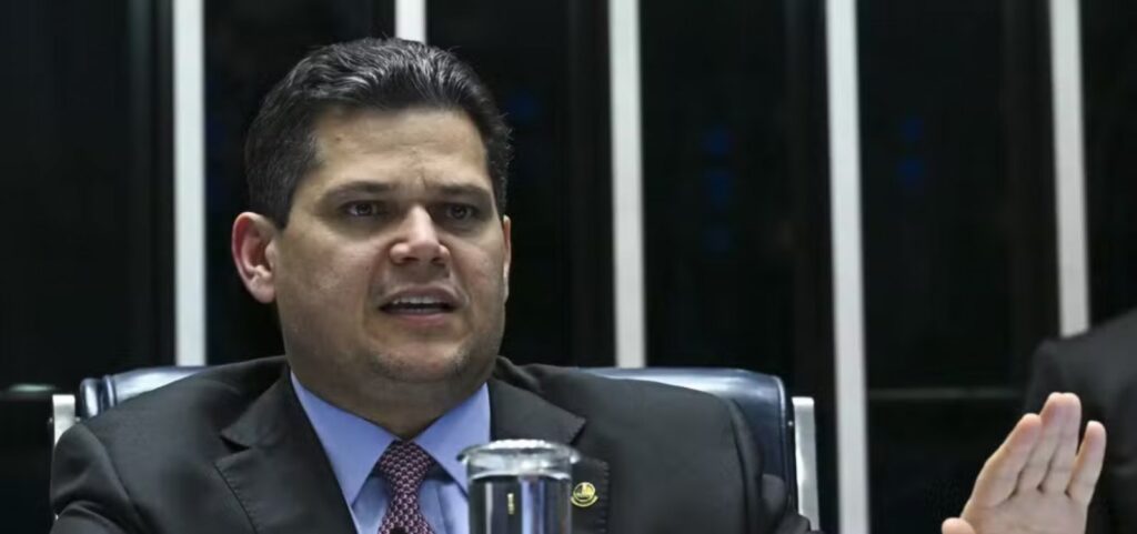 Alcolumbre encaminha PECs da Segurança e do fim da escala 6×1 no Senado