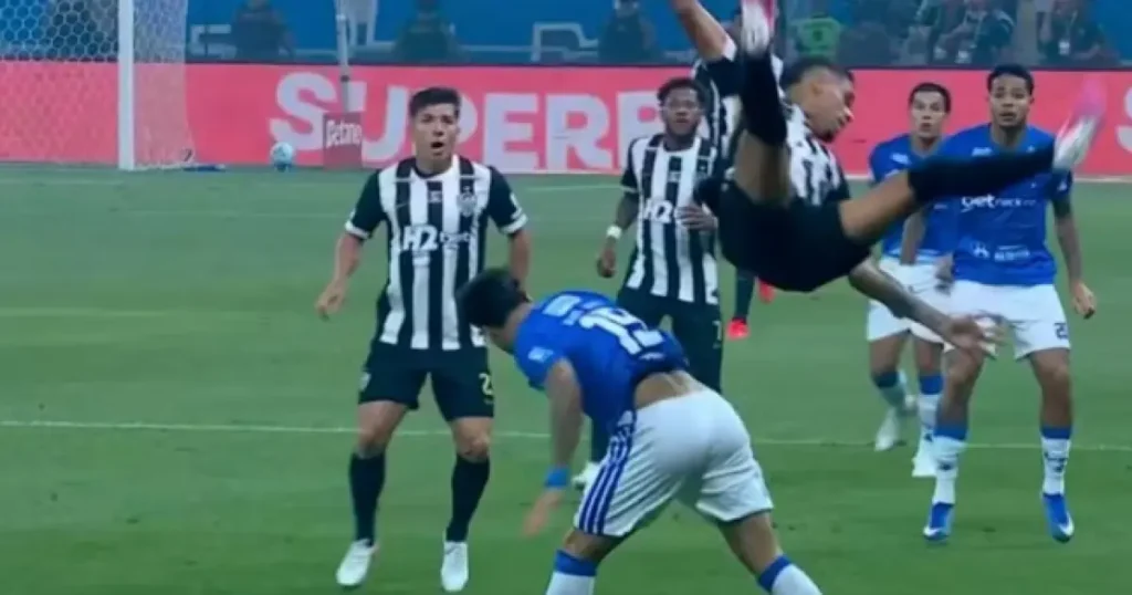 Procuradoria do STJD denuncia Kaio Jorge, do Cruzeiro, após lance com Ruan Tressoldi, do Atlético-MG