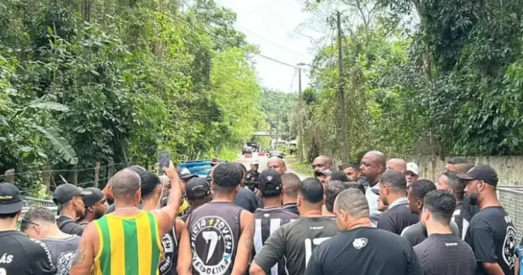 Torcida organizada protesta no CT do Botafogo e cobra reação após sequência negativa