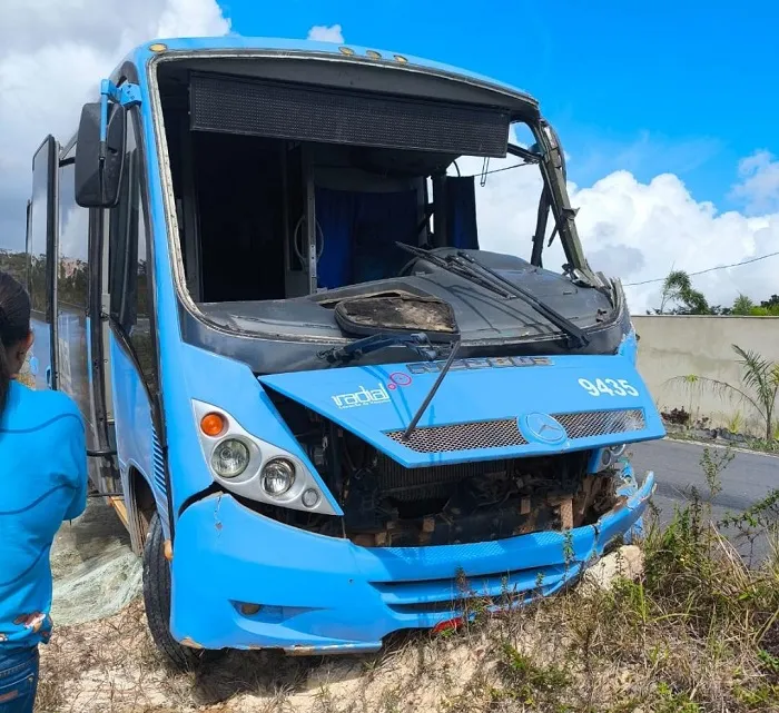 Micro-ônibus com professores se envolve em acidente após caçamba perder o controle em Dias d’Ávila
