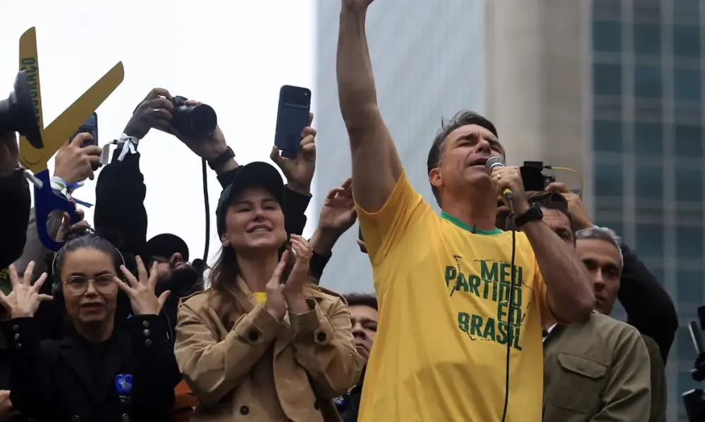 Aliado de Trump diz que Flávio Bolsonaro chegou aos EUA